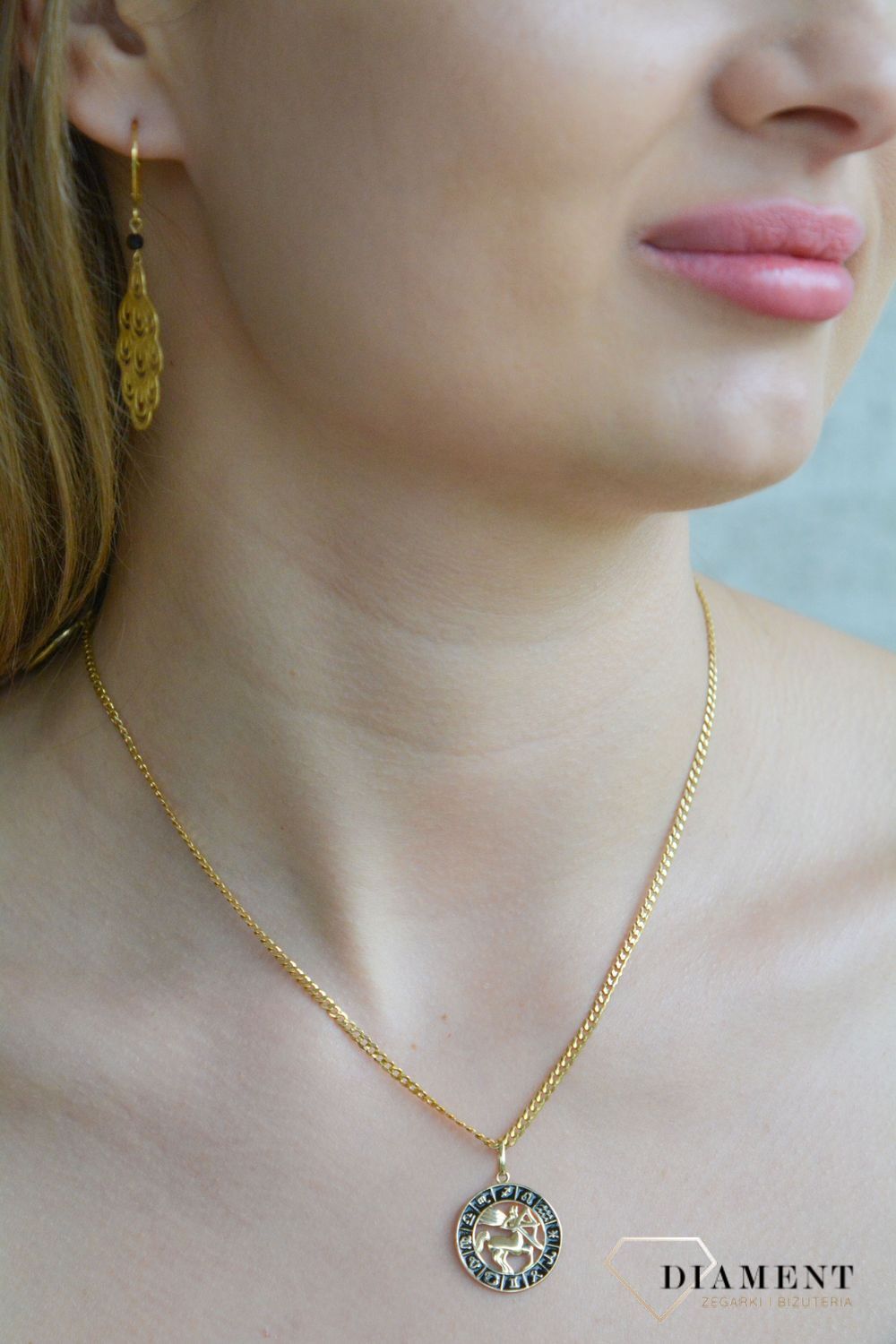 Złota zawieszka 585 znak zodiaku Strzelec z czarną emalią w kółku ZA 7310E.jpg